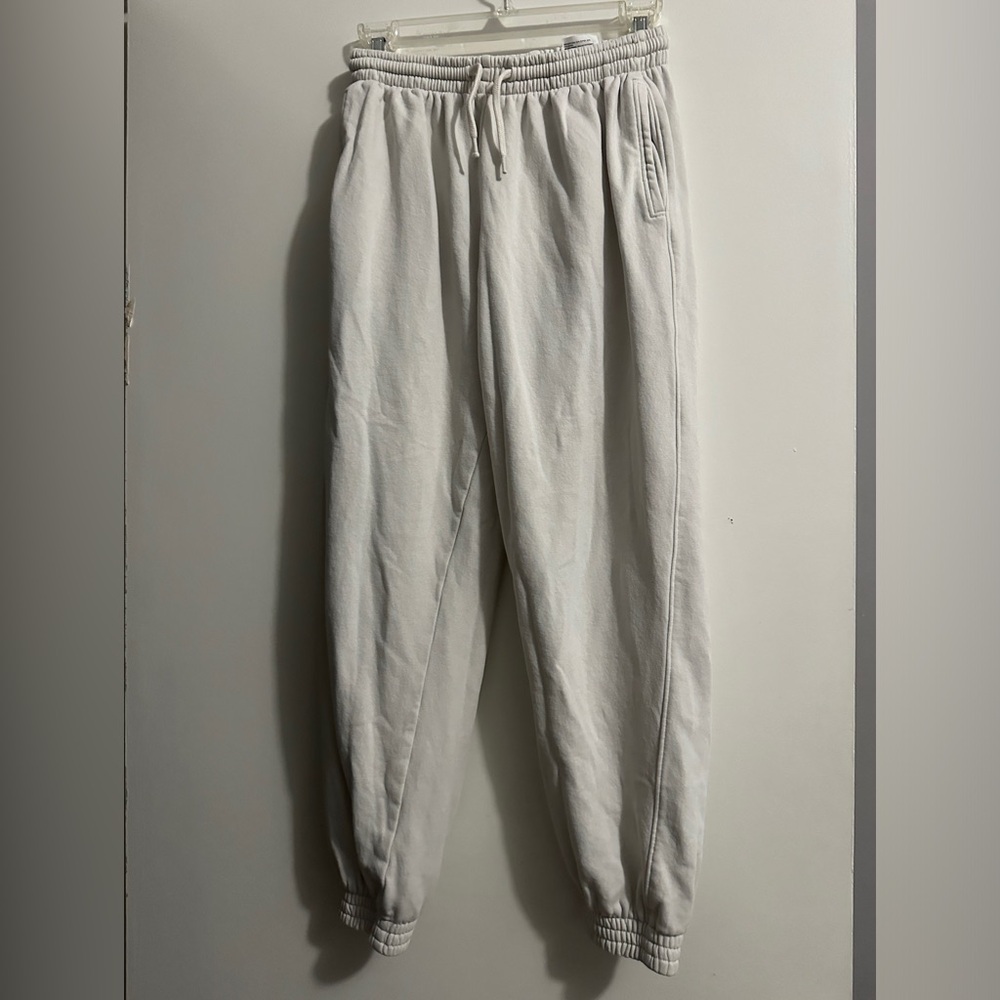 white joggers from H&M